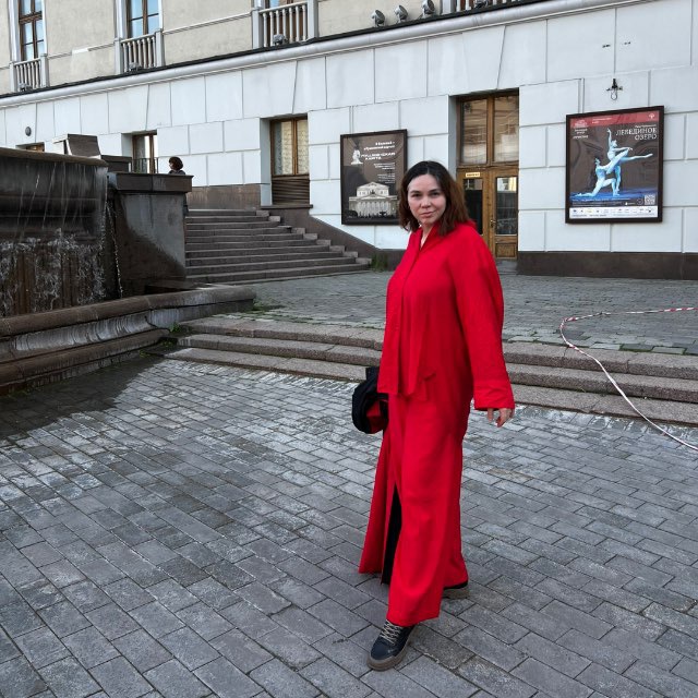 Дама в здании