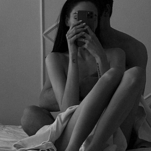 Ona oglining jinsiy azosini yuvayotganiga qarang Tualetda rus bekasi va qul