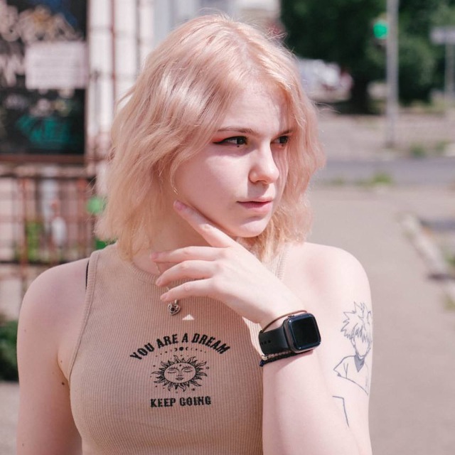 Тиктокерша pinkguno в купальнике