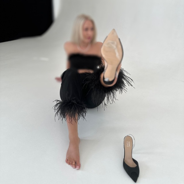 Заставила лизать ножки в колготках: порно видео на altaifish.ru
