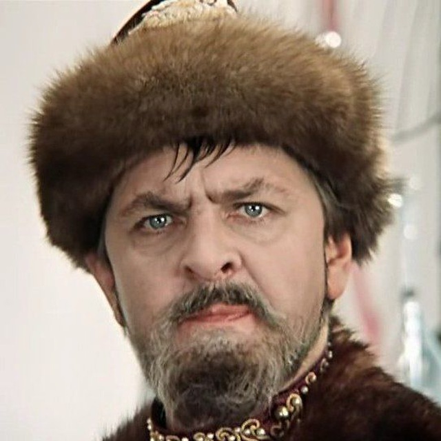 Меняет профессию