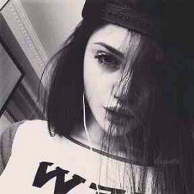 U kirish zalida qoshnisiga porno qoygan.